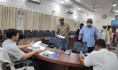 राइफल क्लब में जिलाधिकारी ने सुनी फरियाद,एक सप्ताह में शिकायतों के निपटारे का निर्देश