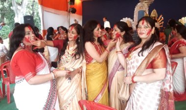 दुर्गा पंडालों में खेला गया सिंन्दूर की होली , बंगाली महिलाओं ने उतारी मां की नजर