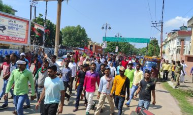 बढ़ती महंगाई और बिगड़ती कानून व्यवस्था के विरोध में सपाइयों ने निकाला पदयात्रा