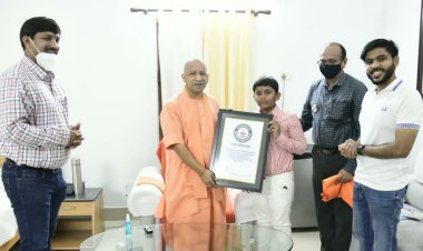 वाराणसी : बाल तीरंदाज आदित्य सिंह उर्फ अर्जुन को गिनिज वर्ल्ड रिकॉर्ड का प्रमाण को मुख्यमंत्री को दिया गया