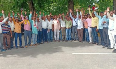 वाराणसी : पुलिसकर्मियों द्वारा पत्रकारों के साथ गलत व्यवहार करने आरोपियों पर होगी कार्रवाई