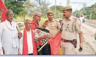 रेल रोको अभियान को सफल बनाने के लिए स्टेशन परिसर में किसानों और पुलिस के बिच हुई झड़प