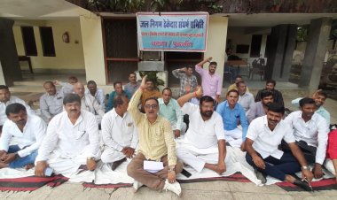 सरकार की नीतियों के खिलाफ ठेकेदारों का जल निगम पर धरना प्रदर्शन...