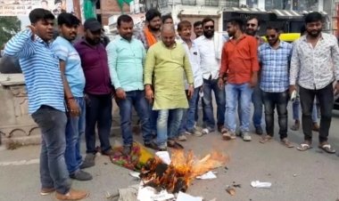 आपत्तिजनक बयानों पर घिरे पकौड़ी लाल करणी सेना ने फूंका पुतला