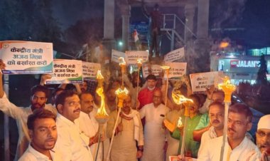 कांग्रेस कार्यकर्ताओं ने निकाला मशाल जुलूस,सरकार के खिलाफ जमकर नारेबाजी