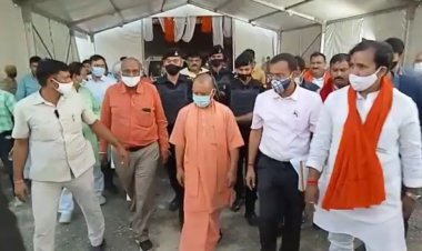 सीएम योगी आदित्यनाथ पहुंचे बनारस, पीएम के कार्यक्रम की तैयारियों का कर रहें निरीक्षण