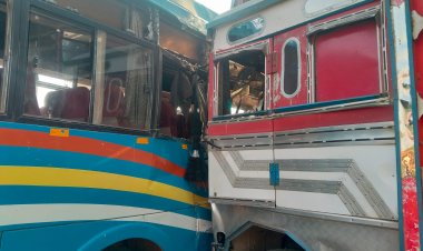 ट्रक और बस में हुई जबरदस्त टक्कर, 10 यात्री हुए घायल...