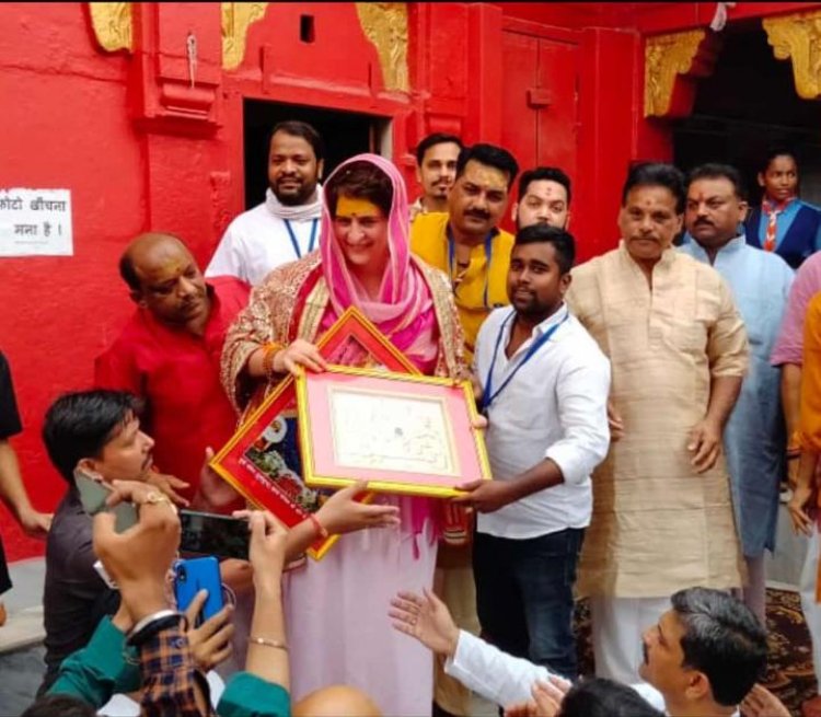 माँ कुष्माण्डा देवी दुर्गाकुंड मंदिर में दर्शन-पूजन की प्रियंका गाँधी