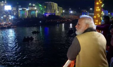 पीएम मोदी ने मुख्यमंत्रियों संग देखी गंगा आरती, लेजर शो देखकर हुए मंत्रमुग्ध...
