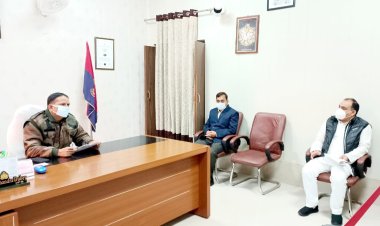 घाटों पर लगाये गए विवादित पोस्टर को लेकर पुलिस अधिकारी से मिले कांग्रेस नेता, कार्रवाई की मांग...