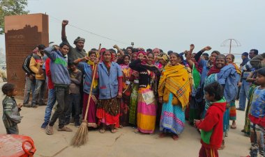 वेतन न मिलने से परेशान सफाईकर्मियों ने किया अस्सी घाट पर प्रदर्शन...
