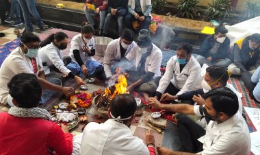 बीएचयू के नर्सिंग अफसरों ने किया यज्ञ, कहा विश्वविद्यालय प्रशासन को सद्बुद्धि दें भगवान...