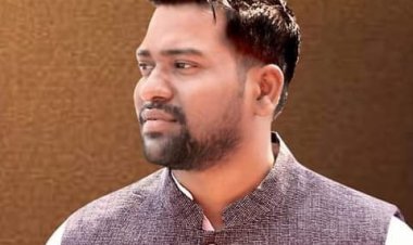 वीआईपी पार्टी के राष्ट्रीय अध्यक्ष संतोष साहनी ने पार्टी कार्यकर्ताओं संघ बिहार कार्यालय पर की बैठक