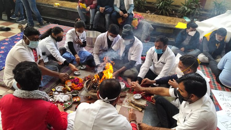 बीएचयू के नर्सिंग अफसरों ने किया यज्ञ, कहा विश्वविद्यालय प्रशासन को सद्बुद्धि दें भगवान...