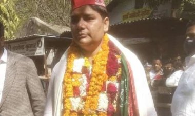 पारंपरिक वेशभूषा में नामांकन करने पहुंचे किशन दीक्षित...