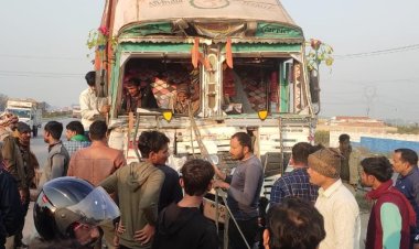 डंफर से भिड़ी कन्टेनर चालक समेत दो घायल...