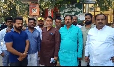 जैतपुरा थाने में 41 लोगों  पर नामजद मुकदमा होने पर समाजवादी पार्टी के कार्यकर्ताओं ने एडिशनल सीपी सुभाष चंद दुबे से की मुलाकात