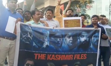 The kashmir file  मूवी देख लौटे दर्शकों ने देशवासियों से कर दी भावुक अपील...