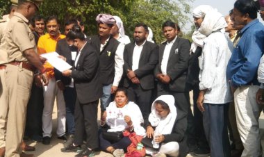 राजातालाब तहसील पर छेड़खानी व मारपीट को लेकर महिला अधिवक्ताओं ने धरना पर बैठी