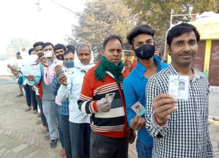 शांतिपूर्ण माहौल में चल रहा मतदान, बूथों पर लगी लाइन...