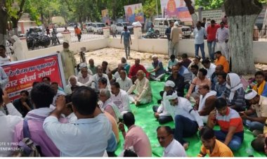 बागी बलिया का उद्वेलित  करता प्रशासन, पत्रकारों ने निकाला जुलूस, दिया धरना...