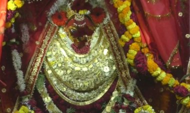 काशी में नवरात्र के चौथे दिन देवी कुष्मांडा के दर्शन के लिए उमड़े भक्त...