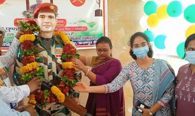 जिलाधिकारी व मुख्य विकास अधिकारी ने शहीद रोहित यादव के पुण्यतिथि पर दी श्रद्धांजलि