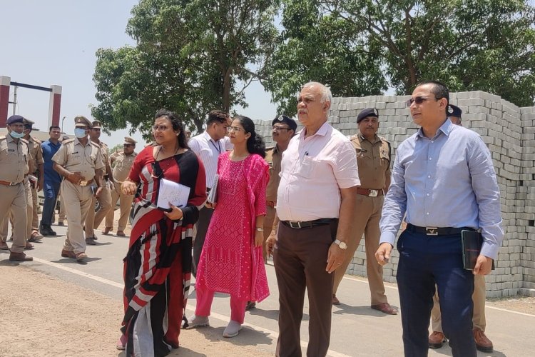 ग्राम परौख मे समस्त व्यवस्थाओं को दुरुस्त करते हुए चल रहे कार्यों को शीघ्र पूर्ण कराए जाने के दिए निर्देश