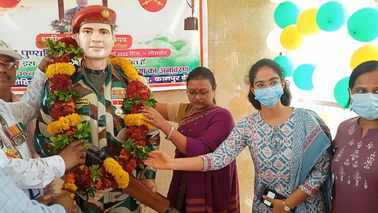 जिलाधिकारी व मुख्य विकास अधिकारी ने शहीद रोहित यादव के पुण्यतिथि पर दी श्रद्धांजलि