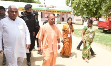 मुख्यमंत्री योगी आदित्यनाथ ने परौख गाँव पहुंच  कार्यक्रम के व्यवस्थाओं का लिया जायजा...