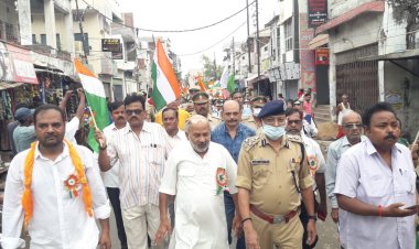 यूपी जर्नलिस्ट्स एसोसिएशन वाराणसी इकाई उपजा ने तिरंगा यात्रा निकाली...