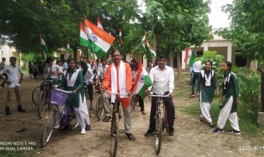 ध्वज लेकर छात्र पहुंचे सेनानी के घर, सुना आजादी के सघर्ष की कहानी...