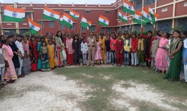 75 वें स्वतंत्रता दिवस पर महिला दरोगा ने स्कूल में फहराया राष्ट्रीय ध्वज...