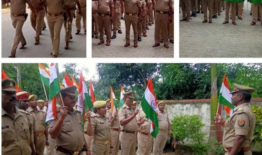 बबुरी थाना परिसर में शान से फहरा तिरंगा,अधिकारियों/कर्मचारियों ने निकाला प्रभातफेरी