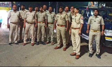 थानाध्यक्ष अतुल के नेतृत्व में बबुरी पुलिस ने किया फूट पेट्रोलिंग,संदिग्धों की तलाशी,पब्लिक प्लेस पर चेकिंग