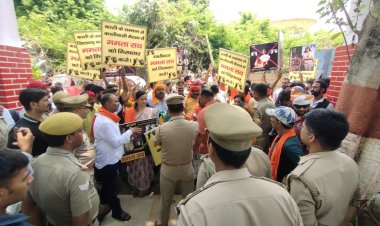 मॉडल ममता राय की गिरफ्तारी को लेकर सारनाथ थाने पर क्षत्रिय महासभा के कार्यकर्ताओं ने जमकर की नारेबाजी...