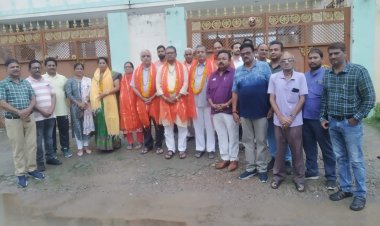 उत्तर प्रदेश एसोसिएशन आफ जर्नलिस्ट (उपज) वाराणसी इकाई के पदाधिकारी गणों के वाराणसी आगमन पर किया गया स्वागत एवं सम्मान...