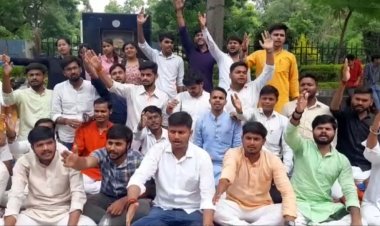 कुलानुशासक को हटाने की मांग को लेकर आंदोलन पर बैठे विद्यापीठ के छात्र