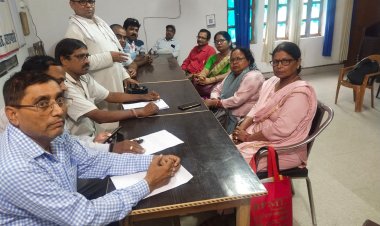 हिंदी दिवस पर शिक्षक सनत कुमार सिंह की अध्यक्षता में की गई बैठक...