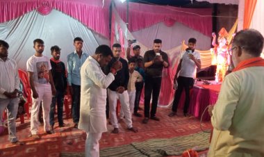 जगह - जगह पर दुर्गा पंडालों का भ्रमण कर रोहनिया विधायक ने मां दुर्गा के चरणों में टेका मत्था...