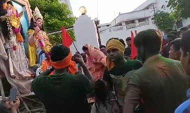 मां दुर्गा का मूर्ति कोनगर भ्रमण कराते हुए...