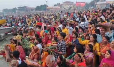 छठ पूजा के अंतिम दिन बड़ी संख्या में व्रतियों ने उदीयमान सूर्य को दिया अर्घ्य