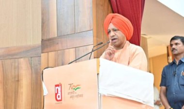 एक दिवसीय दौरे पर वाराणसी पहुंचे मुख्यमंत्री योगी आदित्यनाथ...