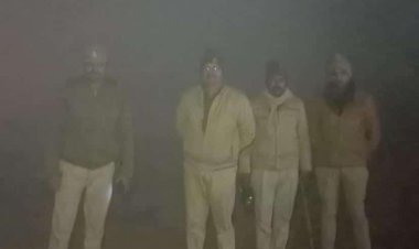 कोहरे की चादर के बीच में मुस्तैदी से तैनात दिखे सेमरी चौकी इंचार्ज