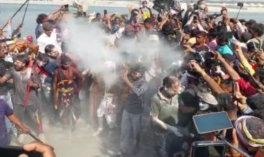 वाराणसी के श्मशान की अनोखी होली,जलती चिताओं के बीच उड़े भस्म तस्वीरें कर देंगी हैरान