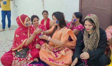 Holi 2023: वाराणसी में चढ़ा होली का शुरुर,हिन्दू-मुस्लिम महिलाओं ने खेली होली जमकर उड़े गुलाल