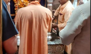 सीएम योगी आदित्यनाथ  ने बाबा विश्वनाथ और काल भैरव का किया दर्शन पूजन...