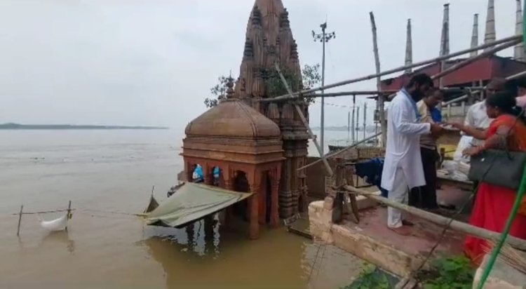 Ganga Flood:वाराणसी में रौंद रूप में गंगा,खतरें के निशान के करीब पहुंचा जलस्तर