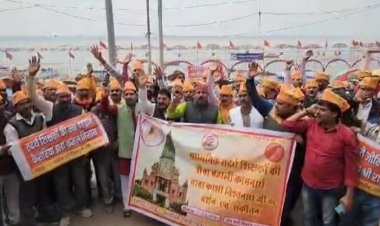 वाराणसी में तदर्थ शिक्षक पहुंचे बाबा दरबार,नौकरी बचाने की लगाई गुहार