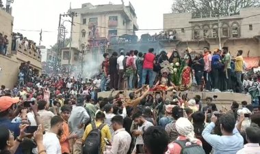 वाराणसी में मसान की अनोखी होली,तस्वीरें कर देंगी हैरान